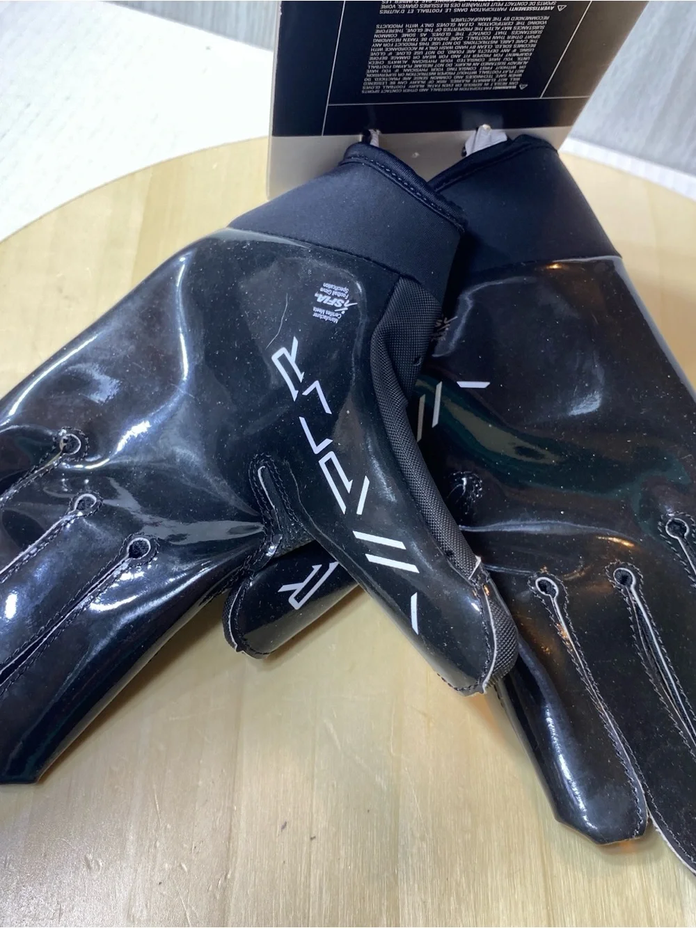 Nike Vapor Jet Football Gloves Size Youth Large Black NWT!
